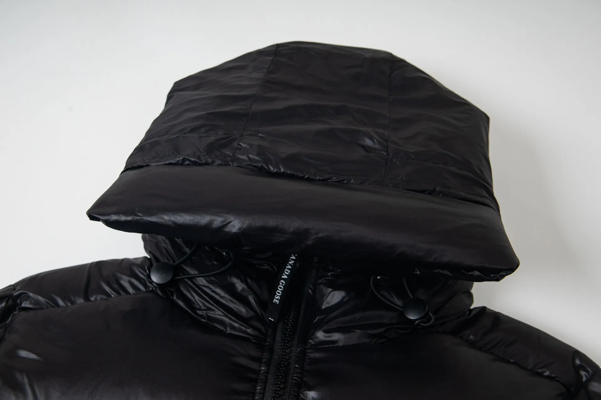 P780 Canada Goose New Puff Couple Style Hooded Down Jacket 1️⃣The fabric is made of recycled Feather-Light tear-resistant fabric, which is ultra-light and has no weight-bearing feeling on the upper body. The unique black label highlights the temperament. The interior is filled with white duck down, making the upper body very light and comfortable! 2️⃣It is very youthful and energetic, and can be easily worn by both men and women. It is very in line with the fashion aesthetic concepts of today's young people! 3️⃣ A full set of customized accessories, complete with three standards, same style for men and women, a must-have for couples. Size: S-XXL